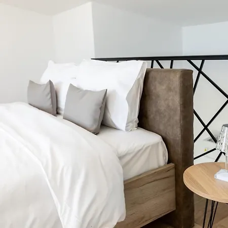 Pagani Blue - Luxury Maisonette B4