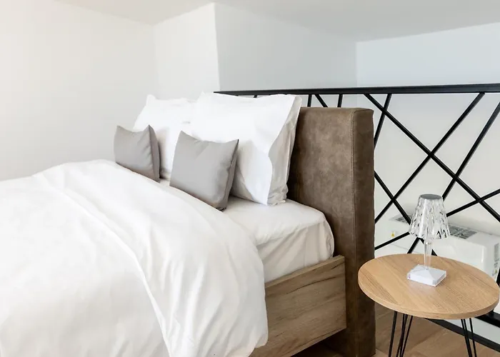 Pagani Blue - Luxury Maisonette B4